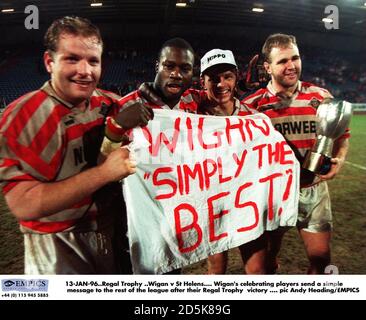 13-JAN-96. Regal Trophy ..Wigan gegen St Helens. Wigans feiernden Spieler senden eine einfache Nachricht an den Rest der Liga nach ihrem Regal Trophy Sieg Stockfoto