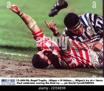 13-JAN-96. Regal Trophy ..Wigan gegen St Helens. Wigans Trickstar Henry Paul feiert den letzten Versuch Stockfoto