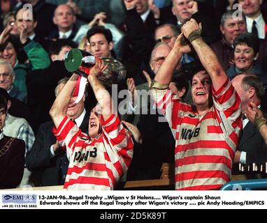 13-JAN-96. Regal Trophy ..Wigan gegen St Helens. Wigans Kapitän Shaun Edwards zeigt die Regal Trophy nach Wigans Sieg Stockfoto