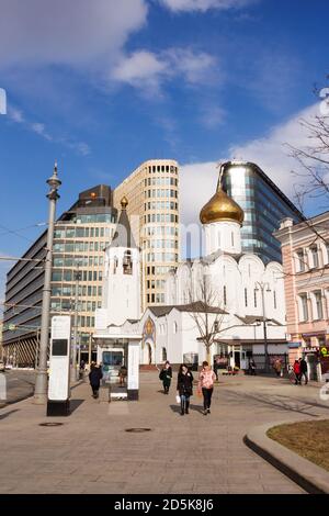 MOSKAU, RUSSLAND - März 09. 2020: Weißes quadratisches Geschäftsviertel und alter Tempel des heiligen Nikolaus des Wundertäters Stockfoto