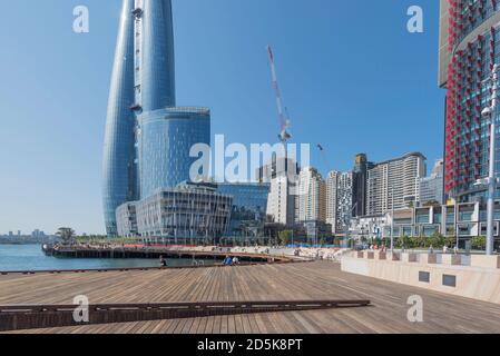 Barangaroo, Sydney, Aust Okt 2020: Die neu erbaute Watermans Cove ist für die Öffentlichkeit zugänglich und bietet einen 11.000 qm großen öffentlichen Raum neben dem Hafen Stockfoto