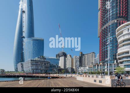 Barangaroo, Sydney, Aust Okt 2020: Die neu erbaute Watermans Cove ist für die Öffentlichkeit zugänglich und bietet einen 11.000 qm großen öffentlichen Raum neben dem Hafen Stockfoto