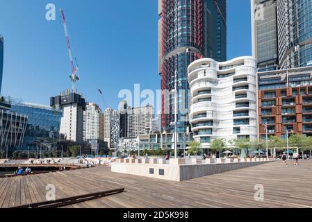 Barangaroo, Sydney, Aust Okt 2020: Die neu erbaute Watermans Cove ist für die Öffentlichkeit zugänglich und bietet einen 11.000 qm großen öffentlichen Raum neben dem Hafen Stockfoto