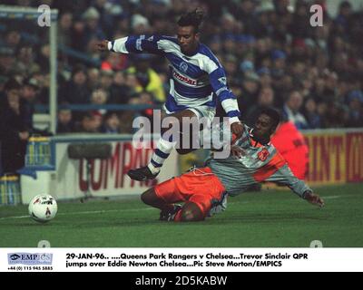 29-JAN-96. ... Queens Park Rangers gegen Chelsea. Trevor Sinclair (QPR) springt über Eddie Newtons Herausforderung Stockfoto