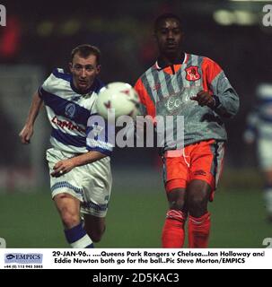 29-JAN-96. ... Queens Park Rangers gegen Chelsea. Ian Holloway (links) und Eddie Newton (Chelsea) von QPR gehen beide für den Ball Stockfoto