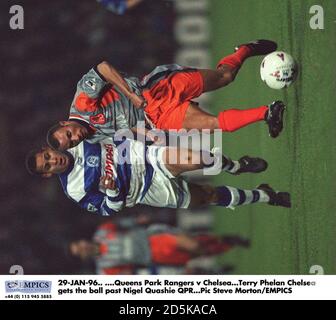 29-JAN-96. ... Queens Park Rangers gegen Chelsea. Terry Phelan (Chelsea) kommt am Ball vorbei an Nigel Quashie (QPR) Stockfoto