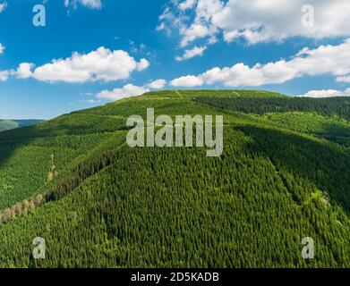 Dlouhe Strane Hill vom Rysi skala Aussichtspunkt über Kouty Nad Desnou Resort in Jeseniky Gebirge in der Tschechischen republik Stockfoto