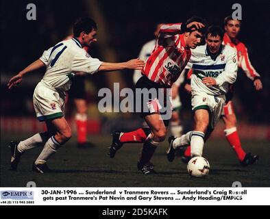 30-JAN-1996 ... Sunderland / Tranmere Rovers ... Craig Russell von Sunderland kommt an Tranmere's Pat Nevin und Gary Stevens vorbei ... Andy heading/EMPICS Stockfoto