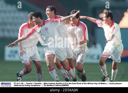 31-JAN-96 ... Tunesien – Sambia. Nach dem Sieg über Sambia 4-2 im Halbfinale des African Cup of Nations feiern tunesische Spieler als Flugzeuge Stockfoto