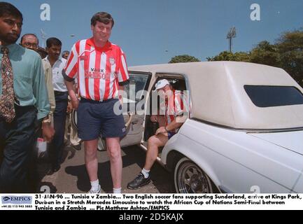 31-JAN-96 ... Tunesien – Sambia. Zwei englische Fußballfans, die Sunderland unterstützen, kommen in einer Stretch Mercedes Limousine im Kings Park in Durban an, Südafrika, um das Halbfinale des African Cup of Nations zwischen Tunesien und Sambia zu sehen Stockfoto