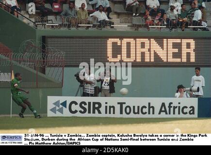 31-JAN-96 ... Tunesien – Sambia. Sambia Kapitän Kalusha Bwalya nimmt eine Ecke im Kings Park Stadium, Durban während des African Cup of Nations Halbfinale zwischen Tunesien und Sambia Stockfoto