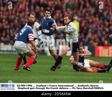 03-FEB-1996 ... Schottland / Frankreich International ... Schottlands ROWEN Shepherd durchsteht die französische Verteidigung Stockfoto