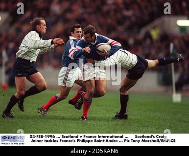 03-FEB-1996 ... Schottland / Frankreich International ... Schottlands Michael Dods greift Frankreichs Philippe Saint-Andre an Stockfoto