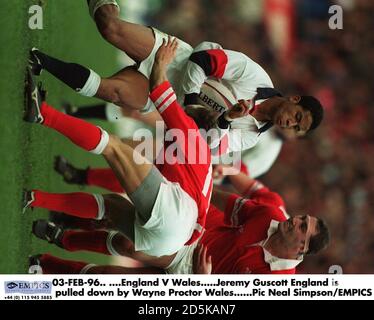 03-FEB-96. ....England / Wales. Jeremy Guscott (England) wird von Wayne Proctor (Wales) abgerissen Stockfoto