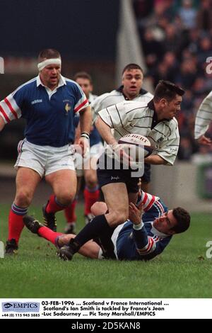 03-FEB-1996 ... Schottland / Frankreich International ... Der schottische Ian Smith wird von Jean-Luc Sadourney in Angriff genommen Stockfoto