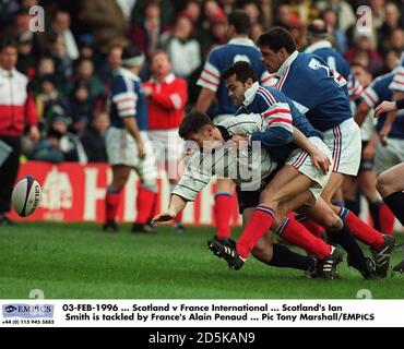 03-FEB-1996 ... Schottland / Frankreich International ... Der schottische Ian Smith wird von Alain Penaud in Angriff genommen Stockfoto