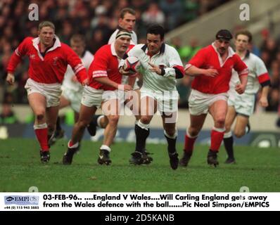 03-FEB-96. ....England / Wales. Will Carling (England) kommt weg von der walisischen Verteidigung Stockfoto