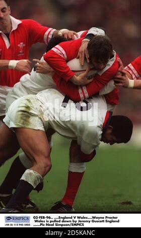 03-FEB-96. ....England / Wales. Wayne Proctor (Wales) wird von Jeremy Guscott (England) angegangen Stockfoto