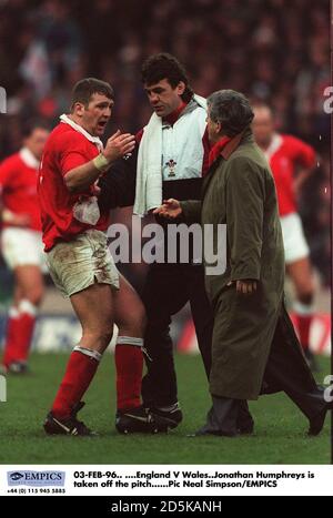 03-FEB-96. ....England / Wales. Jon Humphreys (Wales) verlässt das Spielfeld wegen Verletzung Stockfoto