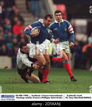 03-FEB-1996 ... Schottland / Frankreich International ... Scotland's Scott Hastings greift Frankreichs Phillippe Saint-Andre an Stockfoto