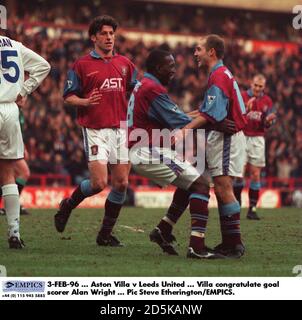 3-FEB-96 ... Aston Villa V Leeds United ... Andy Townsend *links) und Dwight Yorke gratulieren dem Torschützenkönig Alan Wright von Villa Stockfoto