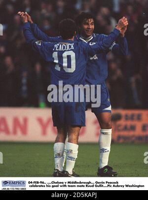 04-FEB-96. ...Chelsea / Middlesbrough. Gavin Peacock feiert sein Tor mit Teamkollege Ruud Gullit Stockfoto