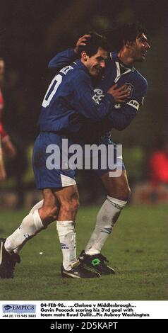 04-FEB-96. ...Chelsea / Middlesbrough. Gavin Peocock erzielte sein 3. Tor mit Teamkollege Ruud Gullit Stockfoto