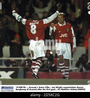 14-FEB-96 ... Arsenal V Aston Villa. Ian Wright gratuliert Dennis Bergkamp von Arsenal zum ersten Tor Stockfoto