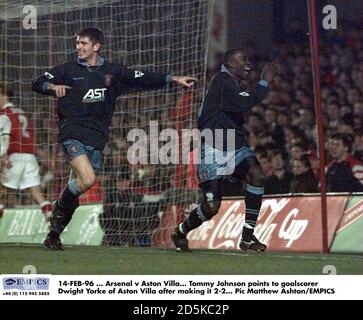 14-FEB-96 ... Arsenal V Aston Villa. Tommy Johnson verweist auf Torschützenkönig Dwight Yorke von Aston Villa, nachdem er es 2-2 erreicht hat Stockfoto