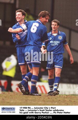 17-FEB-96 ... Leicester City V Port Vale ... Scott Taylor von Leicester feiert sein Ziel mit Garry Parker Stockfoto