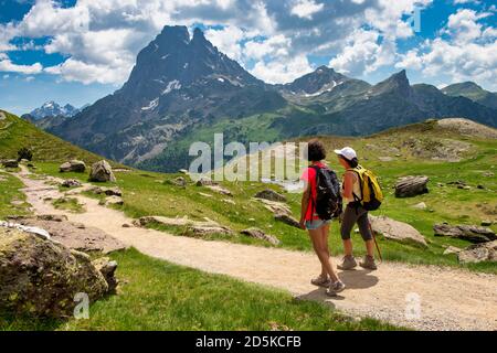 Zwei Wandererinnen auf dem Weg des Pic du Midi Ossau in den französischen Pyrenäen Stockfoto