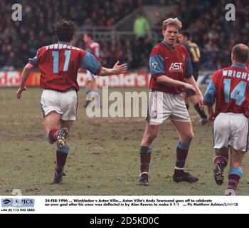 24-FEB-1996 ... Wimbledon / Aston Villa. Andy Townsend von Aston Villa feiert mit Steve Staunton, einem eigenen Tor, nachdem Alan Reeves sein Kreuz auf den 1-1 Stockfoto