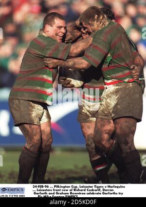 24-FEB-96 ... Pilkington Cup - Leicester Tigers / Harlequins ... Leicester's erste Reihe von Richard Cockerill, Darren Garforth und Graham Rowntree feiern Garforths versuchen Stockfoto