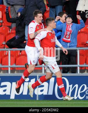 Alex Revell von Rotherham United (rechts) feiert mit Lee Frecklington (links), nachdem er das Eröffnungstreffer des Spiels gegen AFC Wimbledon erzielt hat. Stockfoto