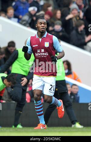 Christian Benteke von Aston Villa feiert, nachdem er die Eröffnung seines Teams erzielt hat Ziel Stockfoto