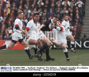 02-MÄRZ-1996 ... Schottland gegen England - fünf Nationen ... Englands Jonathon Sleightholme greift Schottlands Iain Jardine an ... Bild von Laurence Griffiths/EMPICS Stockfoto