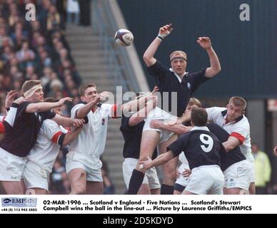 02-MÄRZ-1996 ... Schottland gegen England - fünf Nationen ... Schottlands Stewart Campbell gewinnt den Ball in einer Line-Out ... Bild von Laurence Griffiths/EMPICS Stockfoto