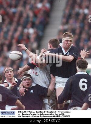 02-MÄRZ-1996 ... Schottland gegen England - fünf Nationen ... Englands Martin Johnson gewinnt den Ball in der Line-Out. Bild von Laurence Griffiths/EMPICS Stockfoto