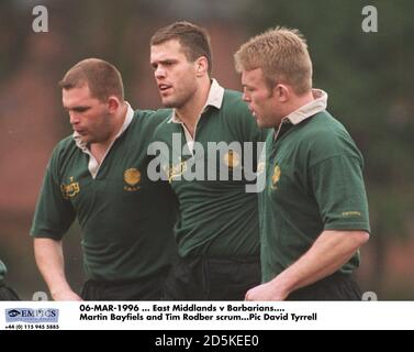 06-MÄRZ-1996 ... East Midlands / Barbaren. Martin Bayfield und Tim Rodber bereiten sich auf ein Scrum vor Stockfoto