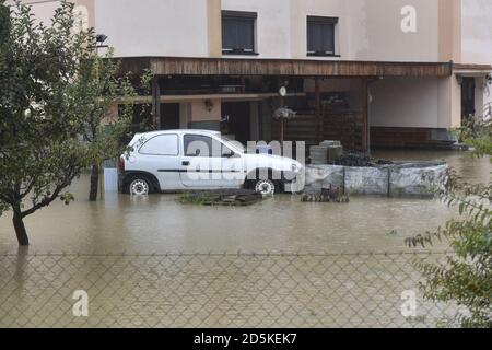 Vresina, Tschechische Republik. Oktober 2020. Schwere Regenfälle verursachten Überschwemmungen in Teilen der Tschechischen Republik. Der stetige Regen erhöhte den Wasserstand des Flusses Porubka in Vresina bei Ostrava, Tschechische Republik, 14. Oktober 2020. Kredit: Jaroslav Ozana/CTK Foto/Alamy Live Nachrichten Stockfoto