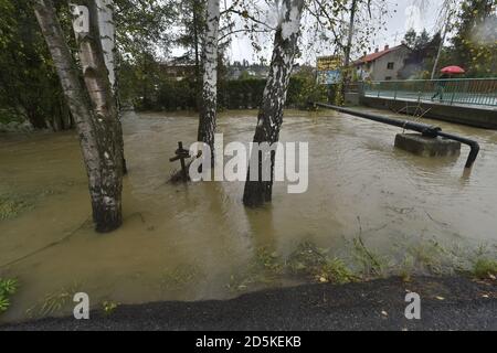 Vresina, Tschechische Republik. Oktober 2020. Schwere Regenfälle verursachten Überschwemmungen in Teilen der Tschechischen Republik. Der stetige Regen erhöhte den Wasserstand des Flusses Porubka in Vresina bei Ostrava, Tschechische Republik, 14. Oktober 2020. Kredit: Jaroslav Ozana/CTK Foto/Alamy Live Nachrichten Stockfoto