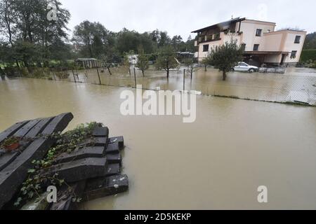 Vresina, Tschechische Republik. Oktober 2020. Schwere Regenfälle verursachten Überschwemmungen in Teilen der Tschechischen Republik. Der stetige Regen erhöhte den Wasserstand des Flusses Porubka in Vresina bei Ostrava, Tschechische Republik, 14. Oktober 2020. Kredit: Jaroslav Ozana/CTK Foto/Alamy Live Nachrichten Stockfoto