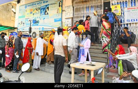 Beawar, Rajasthan, Indien, 13. Oktober 2020: Kunden stehen in einer langen Schlange vor einer Bankfiliale, um Geld für die bevorstehende Weihnachtszeit inmitten Coronavirus Pandemie, in Beawar abzuheben. Kredit: Sumit Saraswat/Alamy Live Nachrichten Stockfoto