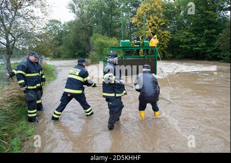 Luze, Tschechische Republik. Oktober 2020. Tschechische Republik. Oktober 2020. Schwere Regenfälle verursachten Überschwemmungen in Teilen der Tschechischen Republik. Stetiger Regen erhöhte den Wasserstand des Flusses Novohradka in Luze, Tschechische Republik, 14. Oktober 2020. Quelle: Josef Vostarek/CTK Photo/Alamy Live News Stockfoto