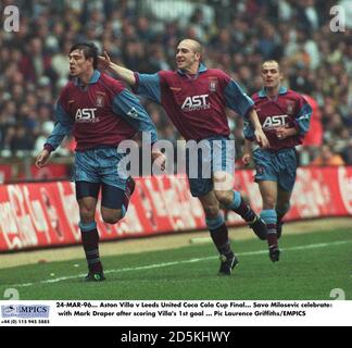 Savo Milosevic feiert mit Mark Draper nach dem Scoring Aston Villa's Tor Stockfoto