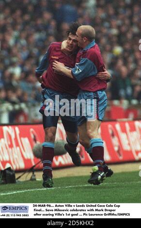 Savo Milosevic feiert mit Mark Draper nach dem Scoring Aston Villa's Tor Stockfoto