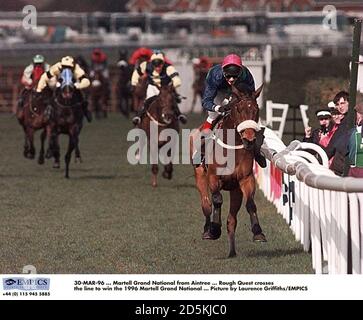 Rough Quest geritten Mick Fitzgerald überquert die Linie zu gewinnen Die 1996 Martell Grand National Stockfoto