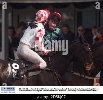 Rough Quest Jockey Mick Fitzgerald (rechts) umarmt Richard Dunwoody Der Gewinn des Martell Grand National 1996 Stockfoto