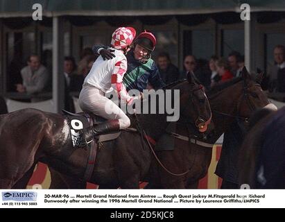 Rough Quest Jockey Mick Fitzgerald (rechts) umarmt Richard Dunwoody Der Gewinn des Martell Grand National 1996 Stockfoto