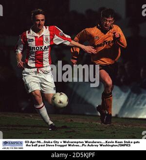 Kevin Keen, Stoke City bekommt den Ball an Steve Froggat, Wolves vorbei Stockfoto